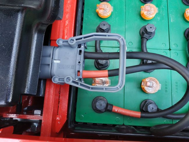 xe nâng điện sạc không vào
