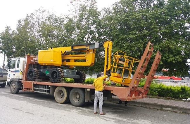 Lý do nên sử dụng xe nâng lắp đặt thiết bị điện trên cao