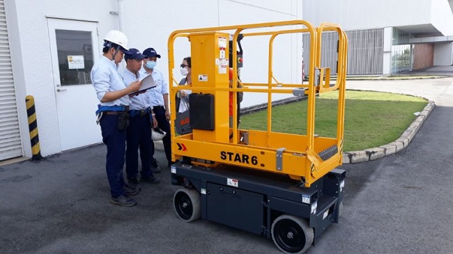 Xe nâng người thủy lực