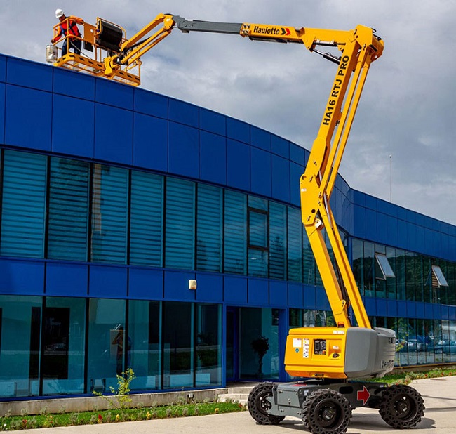 Cho thuê xe nâng người sơn tường nhà máy uy tín, giá hợp lý tại Hà Nội